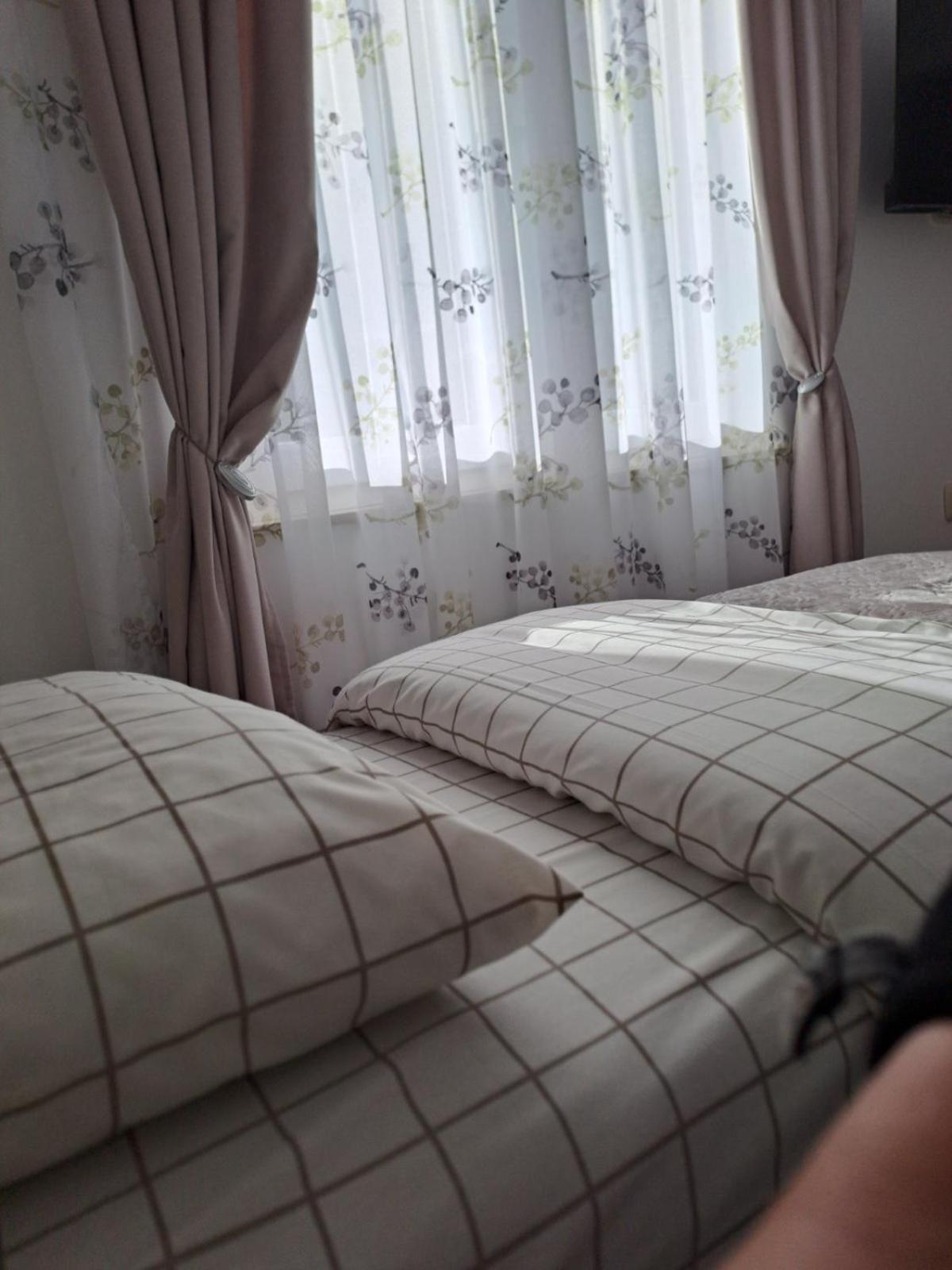 Apartmani Emily & Jully Niksic ภายนอก รูปภาพ