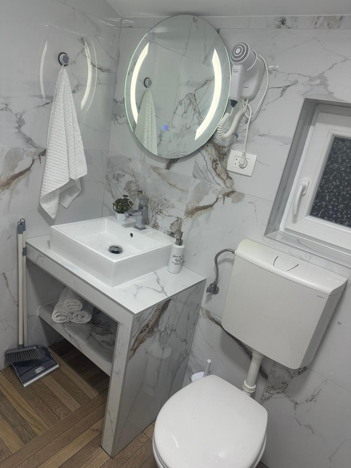 Apartmani Emily & Jully Niksic ภายนอก รูปภาพ