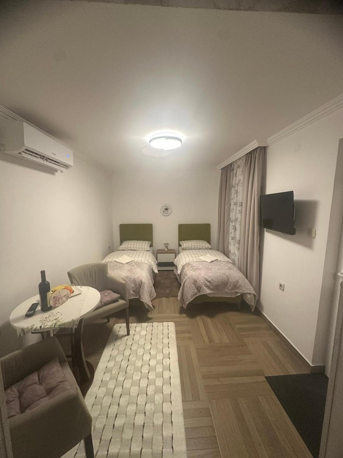 Apartmani Emily & Jully Niksic ภายนอก รูปภาพ